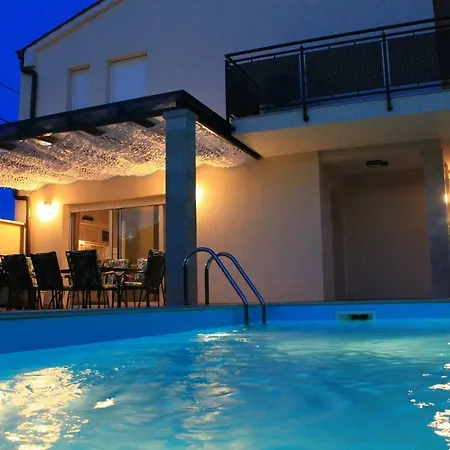 Divina With Private Heated Pool ヴィラ