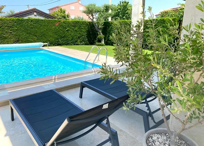 Divina With Private Heated Pool Vila